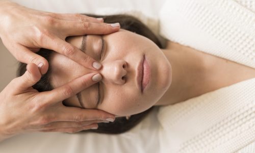 nahaufnahme-frau-massiert